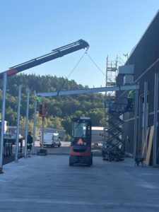 Montage av skärmtak på industribyggnad